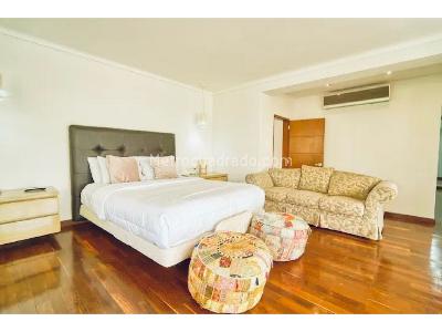 Casa de 5 alcobas en venta en Altos Del Poblado, Medellín, 1360 m² · foto 3 de 8