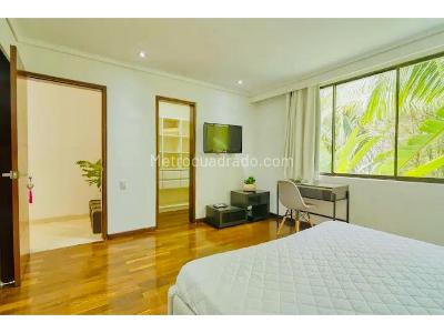 Casa de 5 alcobas en venta en Altos Del Poblado, Medellín, 1360 m² · foto 4 de 8