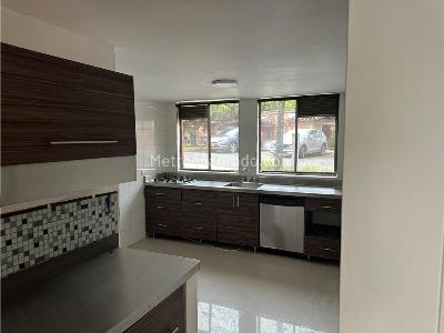 Casa de 3 alcobas en venta en Intermedia, Envigado, 185 m² · foto 3 de 10