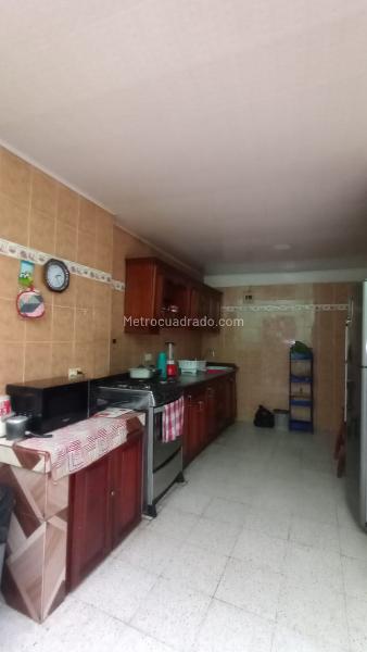 Spacious 5BR House in Buenos Aires - 3