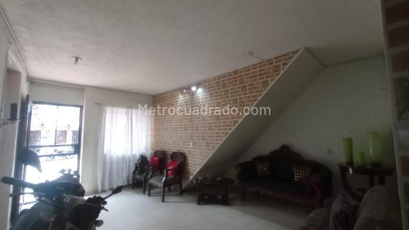 Spacious 5BR House in Buenos Aires - 4