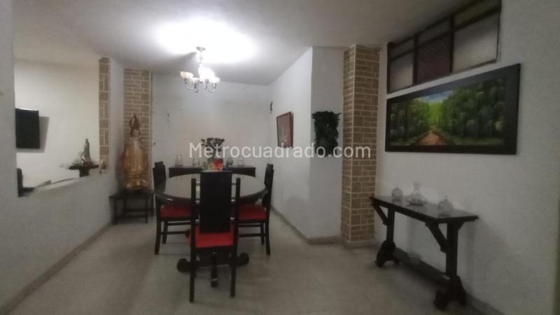 Spacious 5BR House in Buenos Aires - 8