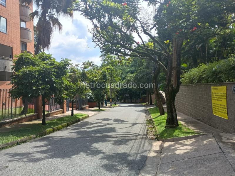 Apartamento de 2 Alcobas en Las Palmas con Balcón y Parqueadero - 2