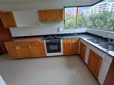 Apartamento de 4 alcobas en arriendo en El Poblado, Medellín, 213 m² · foto 2 de 20