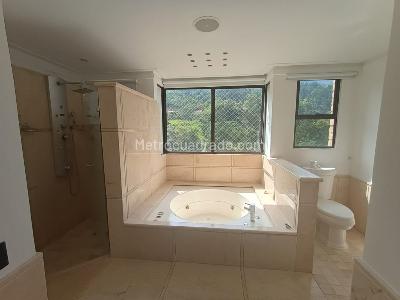 Apartamento de 4 alcobas en arriendo en Los Naranjos, Medellín, 410 m² · foto 3 de 20