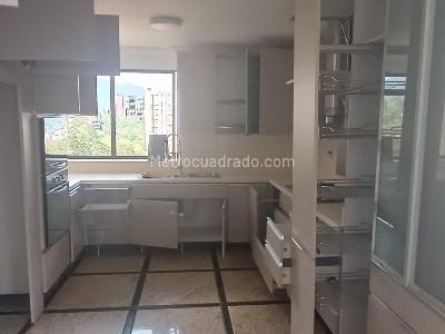 Apartamento de 4 alcobas en arriendo en Los Naranjos, Medellín, 410 m² · foto 8 de 20