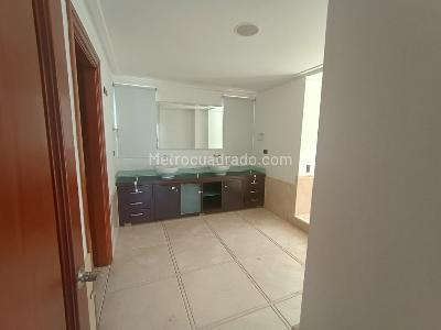 Apartamento de 4 alcobas en arriendo en Los Naranjos, Medellín, 410 m² · foto 9 de 20