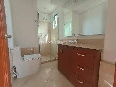 Apartamento de 4 alcobas en arriendo en Los Naranjos, Medellín, 410 m² · foto 12 de 20