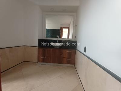 Apartamento de 4 alcobas en arriendo en Los Naranjos, Medellín, 410 m² · foto 14 de 20