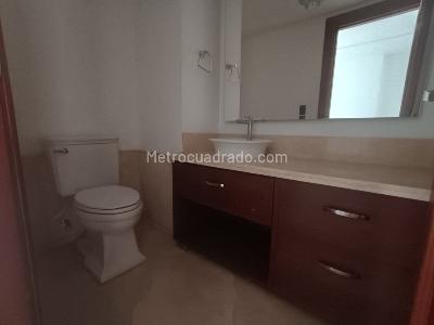 Apartamento de 4 alcobas en arriendo en Los Naranjos, Medellín, 410 m² · foto 15 de 20