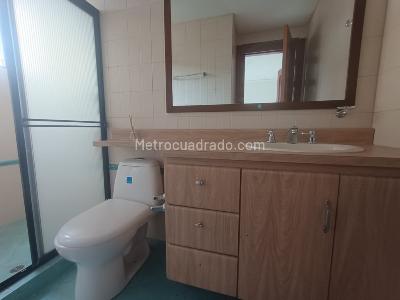 Apartamento de 4 alcobas en arriendo en Los Naranjos, Medellín, 410 m² · foto 19 de 20