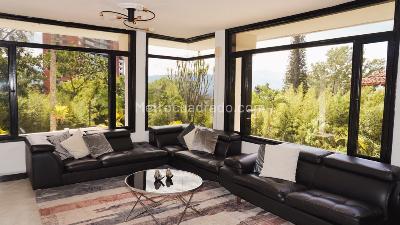 Casa de 5 alcobas en arriendo en Altos Del Poblado, Medellín, 1300 m² · foto 3 de 12