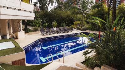 Casa de 5 alcobas en arriendo en Altos Del Poblado, Medellín, 1300 m² · foto 9 de 12