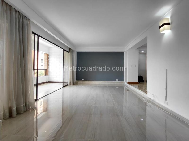 Spacious 4BR Apartment with Balcony in El Poblado - 2