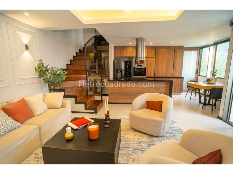 Apartamento Dúplex de 3 Alcobas con Vista a la Ciudad en Alto de Las Palmas