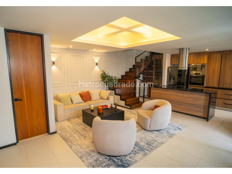 Apartamento Dúplex de 3 Alcobas con Vista a la Ciudad en Alto de Las Palmas - 2