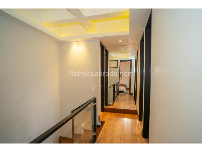 Apartamento Dúplex de 3 Alcobas con Vista a la Ciudad en Alto de Las Palmas - 8