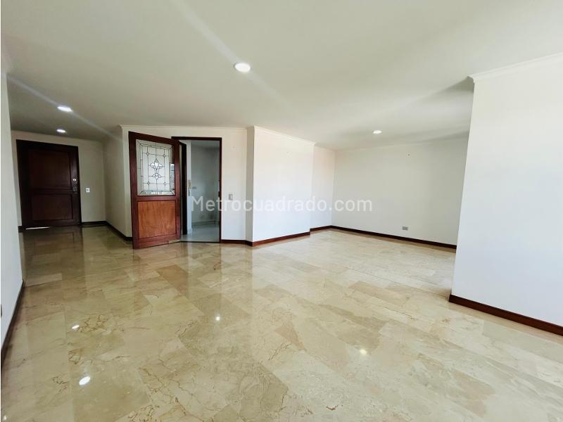 Luxury 3BR Apartment with Private Bathrooms in Los Balsos - 4