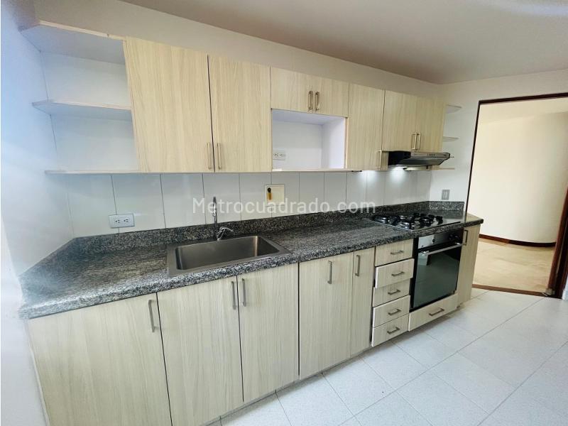 Luxury 3BR Apartment with Private Bathrooms in Los Balsos - 6