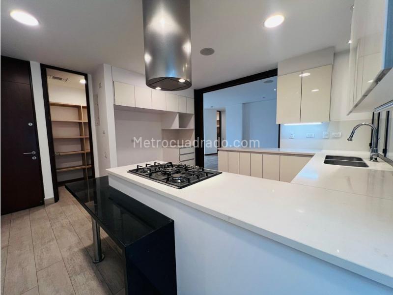 Apartamento Amplio de 5 Alcobas con Terraza en San Lucas