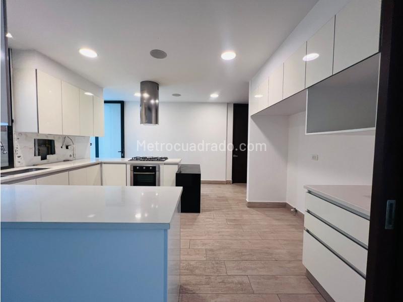 Apartamento Amplio de 5 Alcobas con Terraza en San Lucas - 3