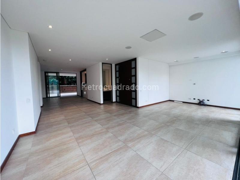 Apartamento Amplio de 5 Alcobas con Terraza en San Lucas - 4