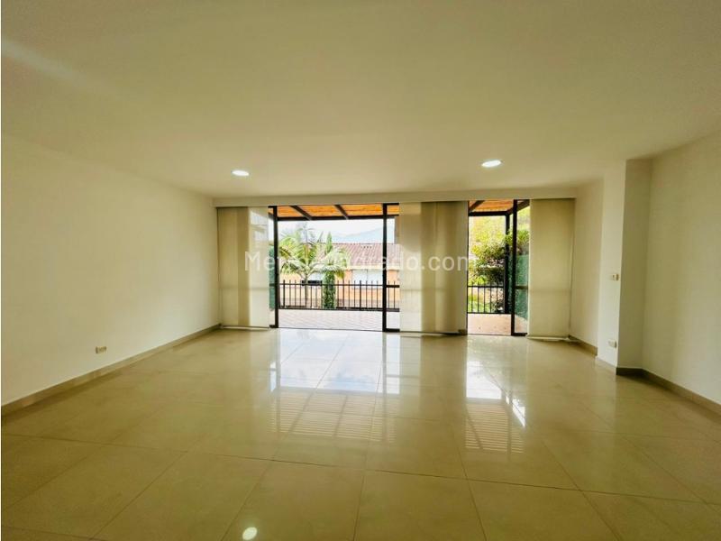 3BR House in Loma De Los Benedictinos (153 m²)