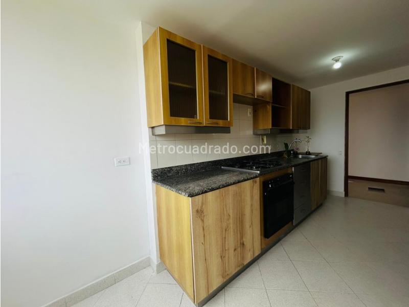 Apartamento de 3 Alcobas con Excelente Vista en Loma del Tesoro - 2