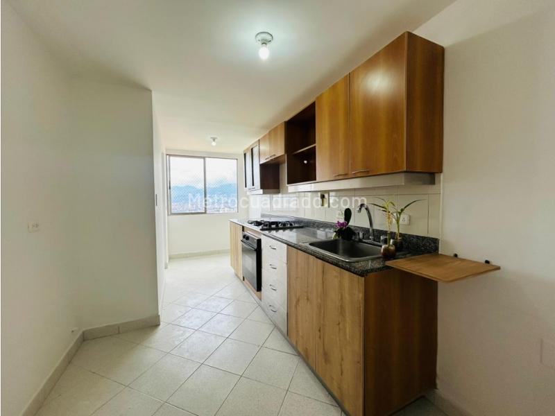 Apartamento de 3 Alcobas con Excelente Vista en Loma del Tesoro - 3