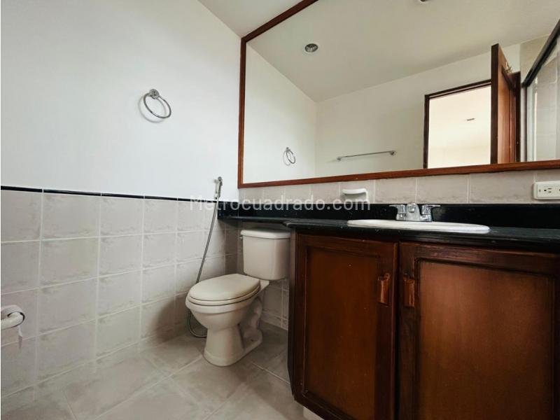 Apartamento de 3 Alcobas con Excelente Vista en Loma del Tesoro - 5