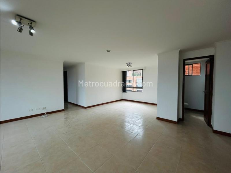 Apartamento de 3 Alcobas con Excelente Vista en Loma del Tesoro - 6