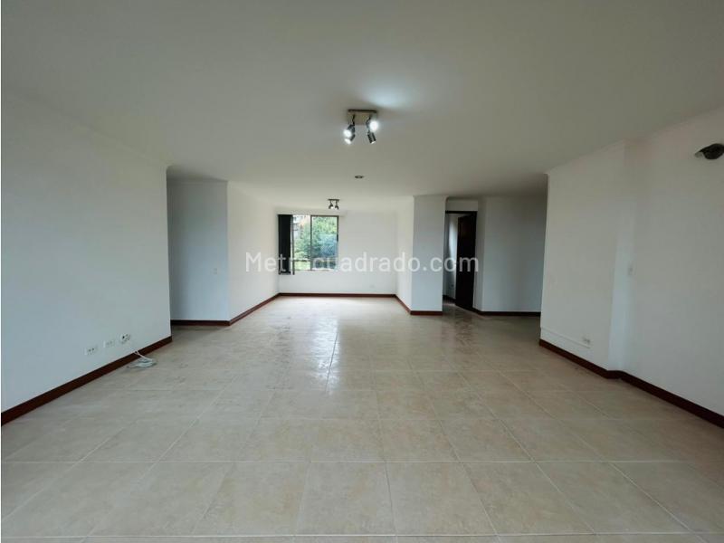 Apartamento de 3 Alcobas con Excelente Vista en Loma del Tesoro - 7