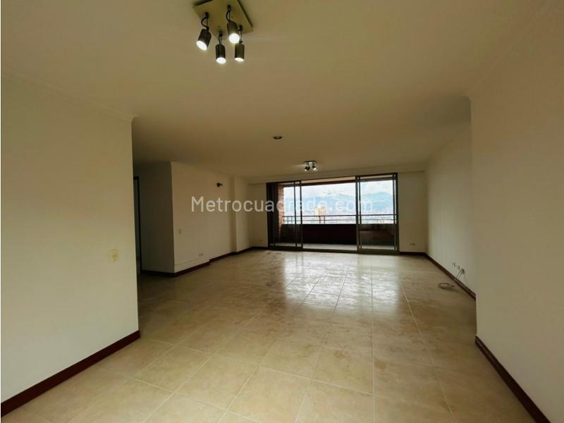 Apartamento de 3 Alcobas con Excelente Vista en Loma del Tesoro - 8