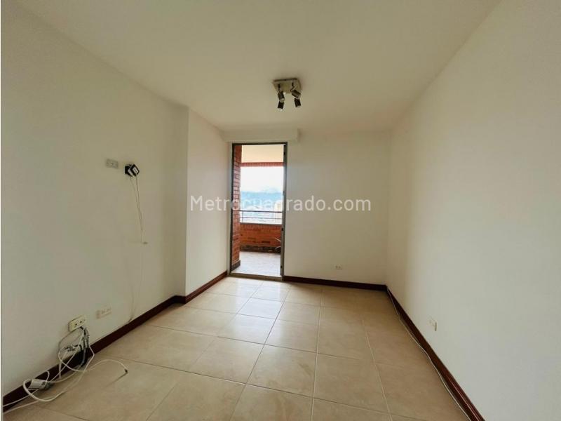 Apartamento de 3 Alcobas con Excelente Vista en Loma del Tesoro - 9