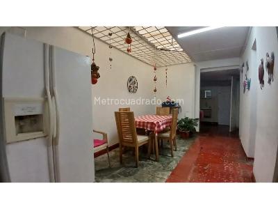 Casa de 5 alcobas en venta en Manrique Central, Medellín, 240 m² · foto 3 de 20