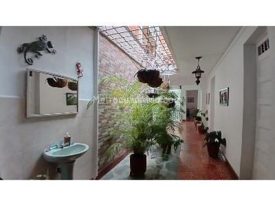 Casa de 5 alcobas en venta en Manrique Central, Medellín, 240 m² · foto 6 de 20