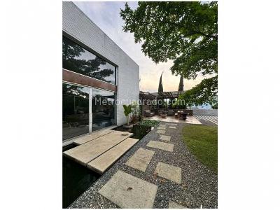 Casa de 4 alcobas en venta en El Poblado El Tesoro, Medellín, 970 m² · foto 3 de 17