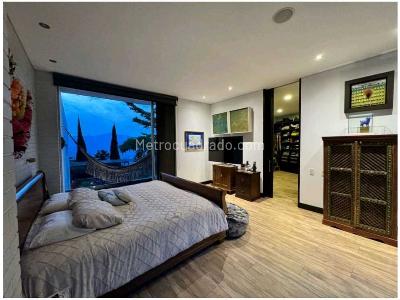 Casa de 4 alcobas en venta en El Poblado El Tesoro, Medellín, 970 m² · foto 10 de 17
