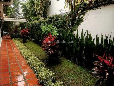 Casa de 4 alcobas en venta en Poblado Aguacatala, Medellín · foto 3 de 20