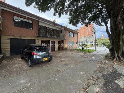 Casa de 5 alcobas en venta en Calasanz, Medellín, 340 m² · foto 2 de 16