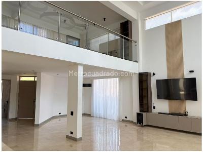 Casa de 3 alcobas en venta en Poblado La Calera, Medellín, 416 m² · foto 2 de 15