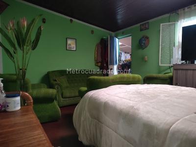 Casa de 5 alcobas en venta en Ismael Perdomo, Bogotá, 250 m² · foto 8 de 17