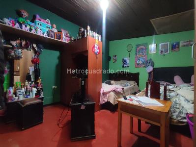 Casa de 5 alcobas en venta en Ismael Perdomo, Bogotá, 250 m² · foto 9 de 17