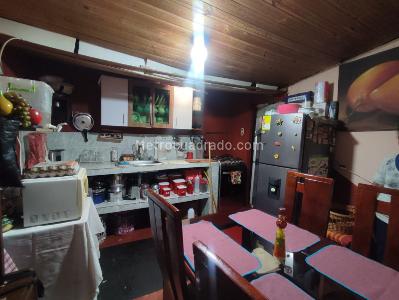 Casa de 5 alcobas en venta en Ismael Perdomo, Bogotá, 250 m² · foto 14 de 17