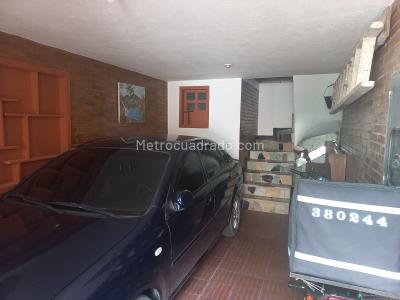 Casa de 5 alcobas en venta en Granada Norte, Bogotá, 391 m² · foto 2 de 20