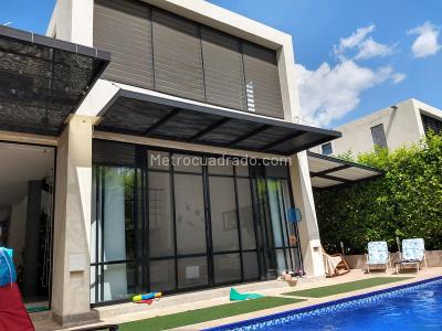 Casa de 4 alcobas en venta en Ricaurte, Girardot, 319 m² · foto 4 de 20