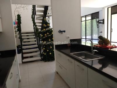 Casa de 4 alcobas en venta en Ricaurte, Girardot, 319 m² · foto 10 de 20