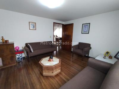Casa de 5 alcobas en venta en Los Cerezos, Bogotá, 393 m² · foto 6 de 19