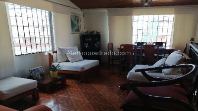 Casa de 5 alcobas en venta en Villa Luz, Bogotá, 336 m² · foto 2 de 20