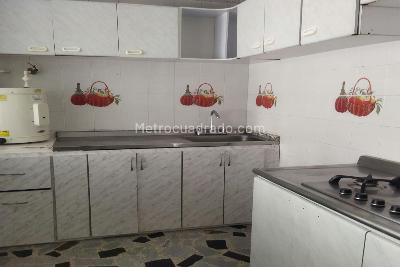Casa de 5 alcobas en venta en Centenario, Bogotá, 300 m² · foto 7 de 10